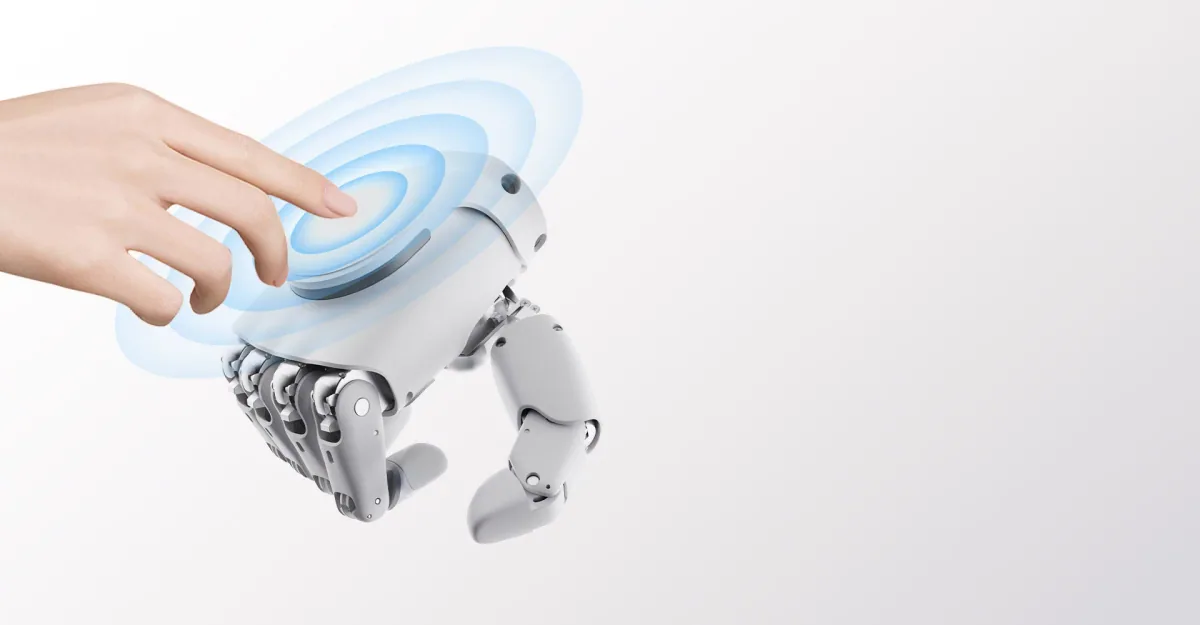 Bir parmak ucu, dokunsal algılamayı ima edecek şekilde becerikli bir robot elinin avuç içine bastırıyor.