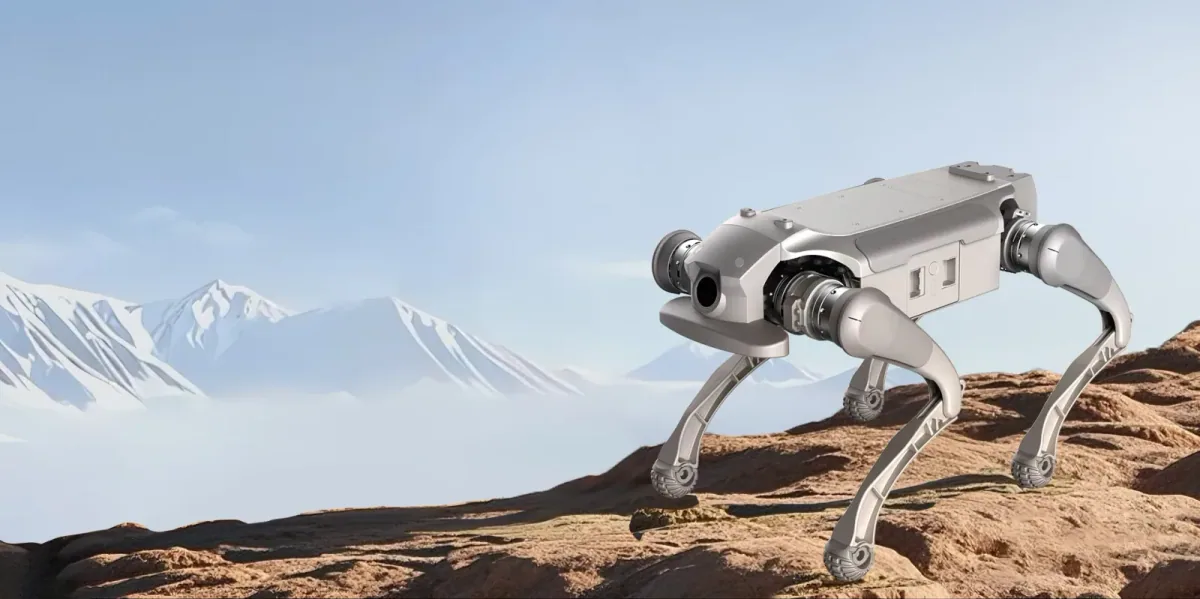 AGIBOT D1 Ultra dört ayaklı robotu kayalık bir dağ arazisinde.