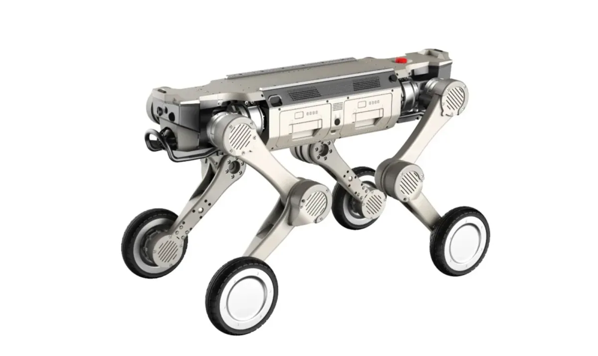 Düz beyaz bir zeminde AGIBOT D1 Max tekerlek-bacaklı dört ayaklı robotu, üç çeyrek açıdan görünüm.