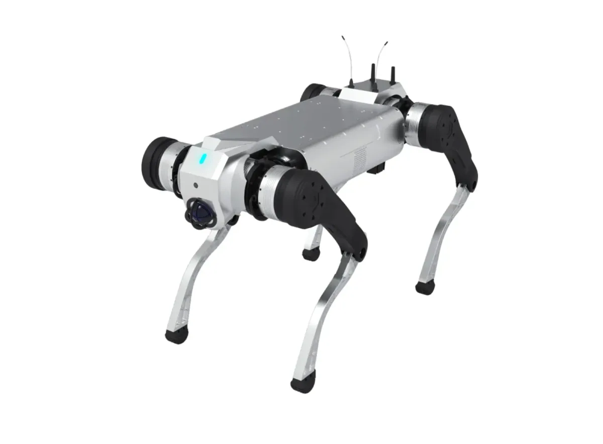 Düz beyaz bir fonda AGIBOT D1 MaxPro dört ayaklı robotunun üç çeyrek açıdan görünümü.