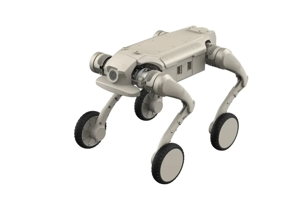Düz beyaz bir fonda, tekerlek bacaklı AGIBOT D1 Ultra-W dört ayaklı robotunun üç çeyrek açıdan görünümü.