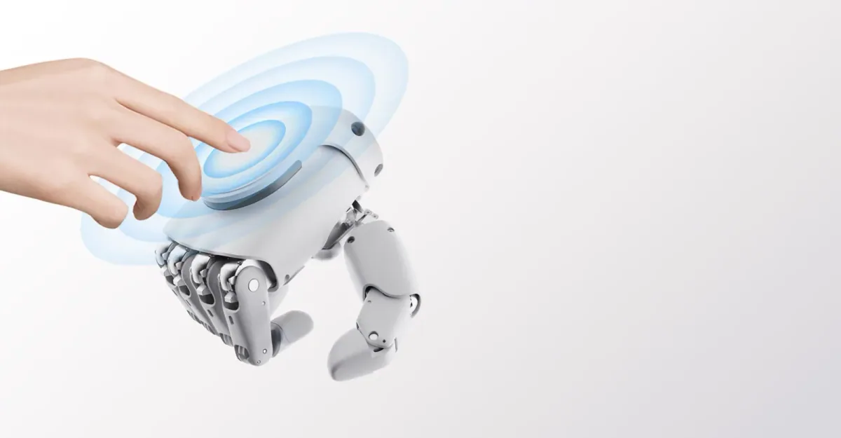 Bir parmak ucu, becerikli bir robot elin avucuna bastırıyor